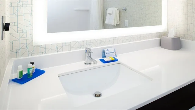 غرفة قياسية بسرير كينج مع أريكة، Holiday Inn Express Cincinnati West 6/7
