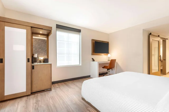 غرفة بسرير مزدوج لذوي الإعاقة، Cambria Hotel Denver Downtown RiNo CO 1/3