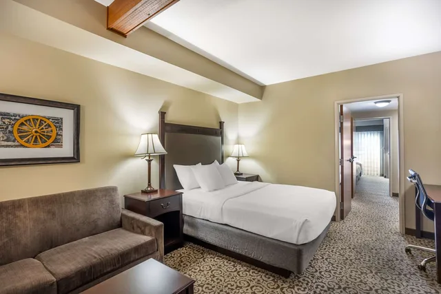 جناح بسريرين كوين بشرفة بغرفتين مع أريكة، Best Western Plus Intercourse Village Inn & Suites 1/3
