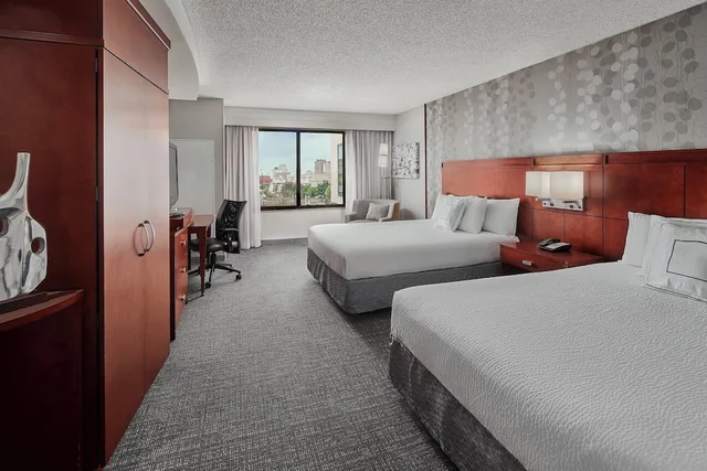 غرفة بسريرين كوين بإطلالة على النهر مع أريكة، Courtyard By Marriott Shreveport Bossier Louisiana Boardwalk 2/4