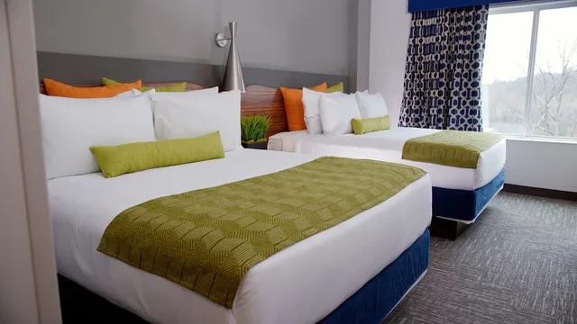 جناح ديلوكس بسرير كينج وسريرين كوين مع أريكة، The Kartrite Resort And Indoor Waterpark 1/2