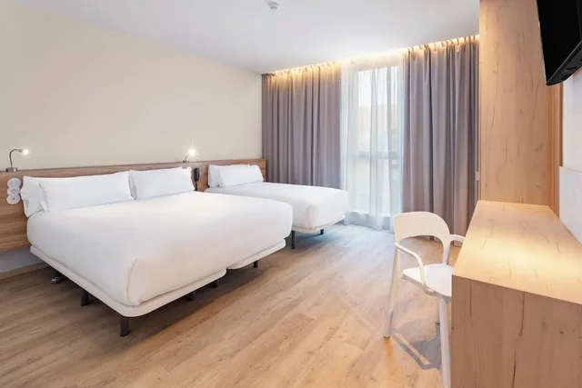 غرفة عائلية بسرير مزدوج وسرير فردي، B&B HOTEL Lisboa Montijo 1/4