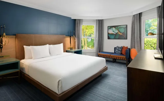 غرفة بسرير كينج مع أريكة، Hayes Mansion San Jose, Curio Collection by Hilton 3/5