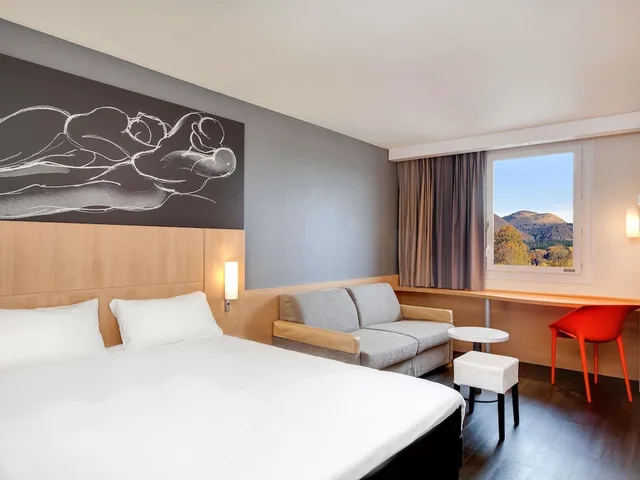 Standard, Double Bed, Sofa, Ibis Clermont Ferrand Nord Riom 1/7