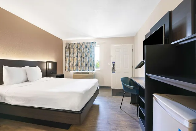 Deluxe, Queen Bed, Motel6 Kirkland, WA - North Kirkland 2/7