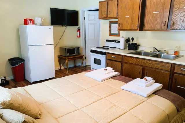 Cottage, Queen Bed, River Front, Kitchenette، Love Hotels St John River at Fort Kent ME 6/10