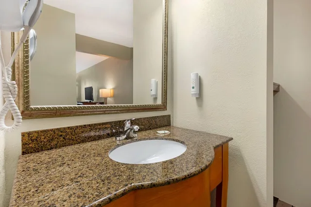 Standard, 2 Queen Beds, Exterior Entrance، Quality Inn Lumberton 7/9