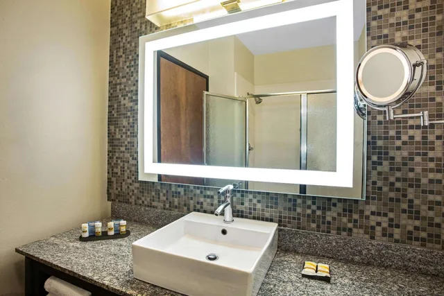 غرفة ديلوكس بسرير كينج، La Quinta Inn & Suites by Wyndham Austin NW/Lakeline Mall 7/7