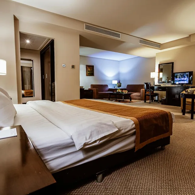 جناح جونيور، Monroe Hotel Bahrain 1/3