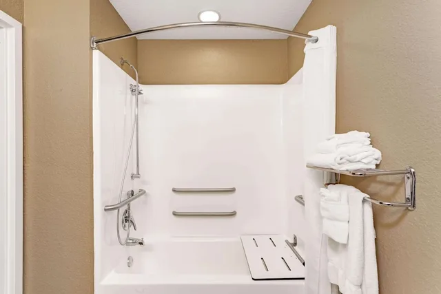 غرفة بسرير كوين لذوي الإعاقة، Microtel Inn & Suites by Wyndham Woodstock/Atlanta North 3/3
