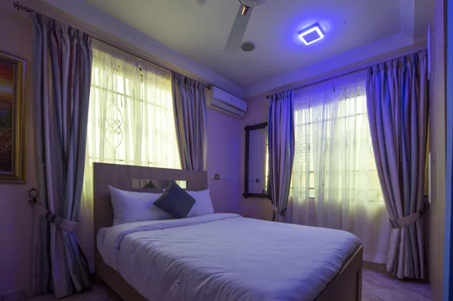 غرفة بريميير بسرير كينج بإطلالة على المسبح بحمام خاص، Bays Luxury Lodge 5/10