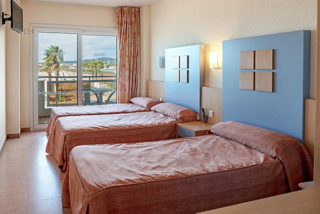 Standard Triple, Caprici Beach Hotel & Spa 1/6