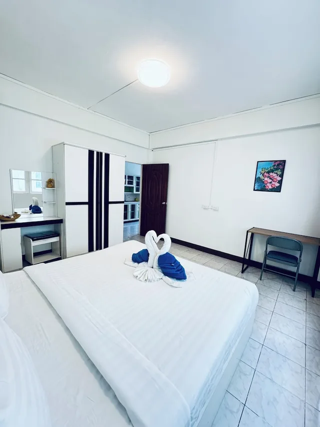 3 Bedrooms, Family, Apartment, 3 King Beds, Beach Side, City View، La Casa Patong 1/6