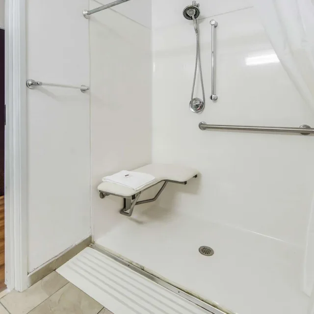 1 Queen Bed - Mobility Accessible Tub Nsmk، Motel6 Cleburne, TX 7/8