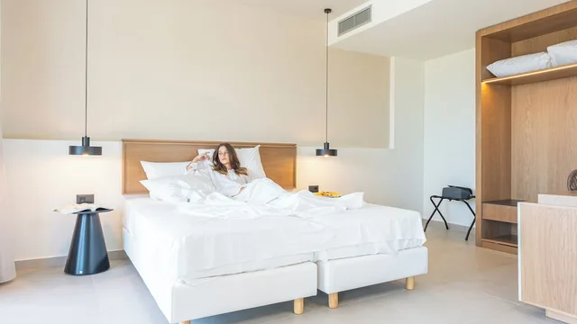 جناح بريميوم بأربعة أسرّة بإطلالة على البحر بغرفة نوم واحدة، Iolida Corfu Resort & Spa by Smile Hotels 8/10