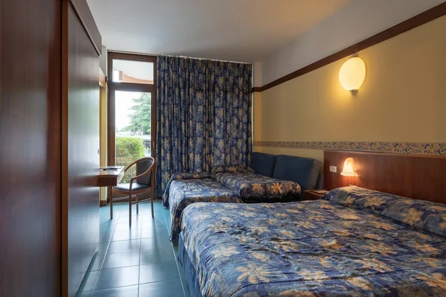 غرفة ثلاثية بسرير مزدوج وسرير فردي بإطلالة على المسبح، Royal Hotel Garda 1/3
