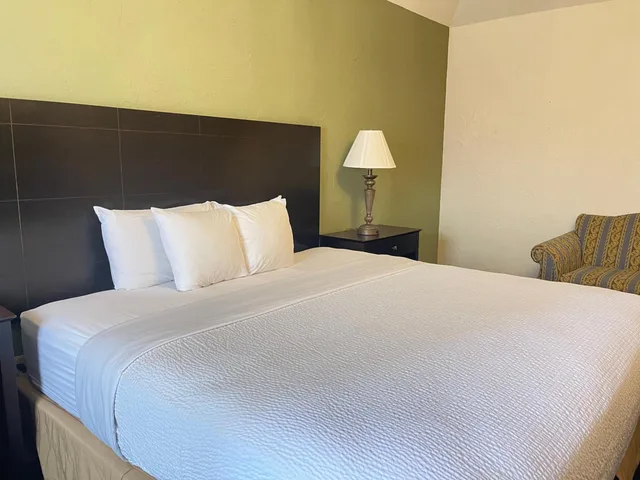 Junior Suite, The Chateau Hotel And Conference Center 1/5