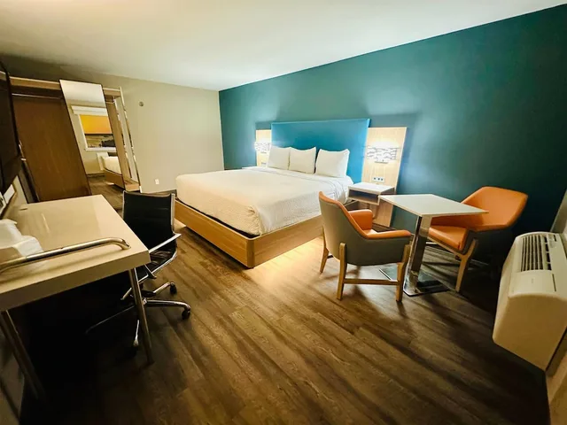 غرفة سوبيريور بسرير كينج، La Quinta Inn by Wyndham Costa Mesa / Newport Beach 6/10