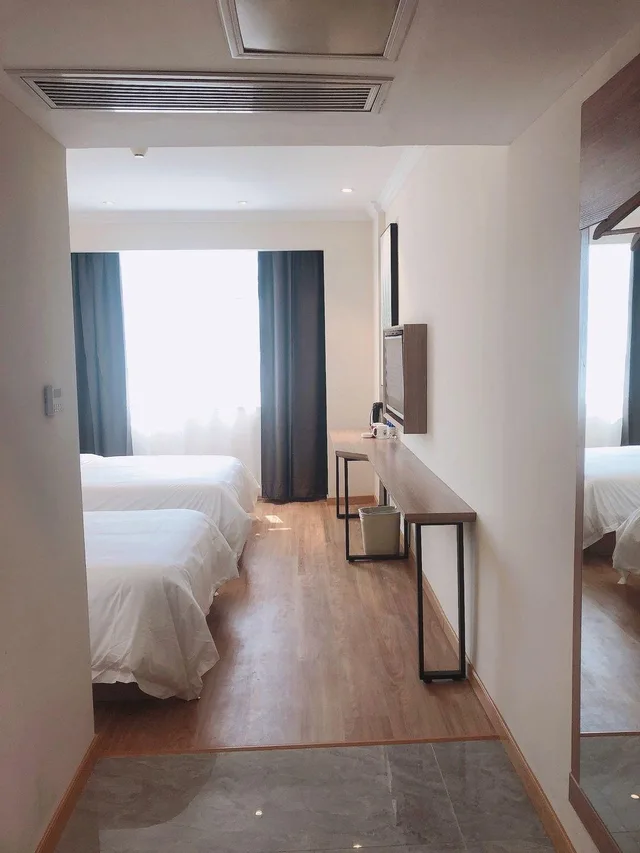 Deluxe, GreenTree Inn Jiangxi Yingtan Railway Station Square Business Hotel 1/2