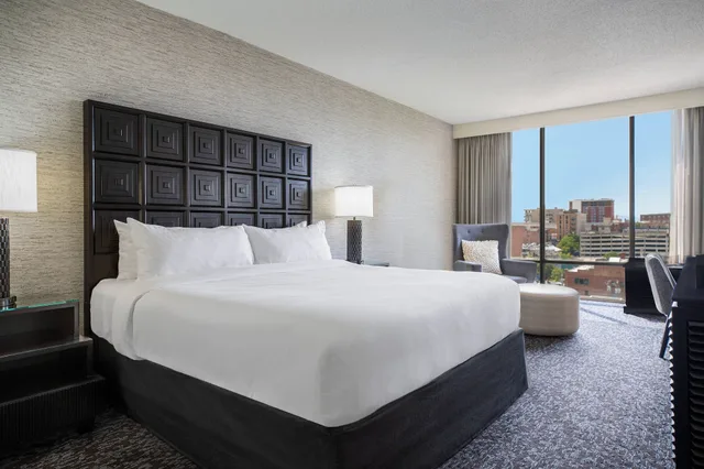 غرفة بسرير كينج، Renaissance Asheville Downtown Hotel 2/7