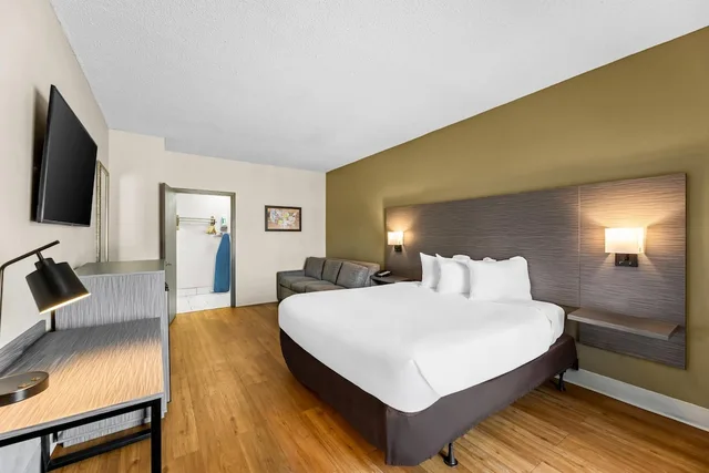 غرفة بسرير كينج مع أريكة لذوي الإعاقة، Econo Lodge Greenville MS 1/5