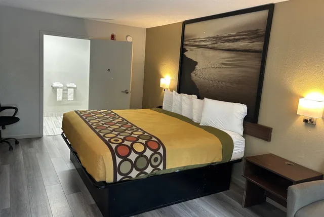 غرفة بسرير كينج، Super 8 by Wyndham Fayetteville 1/2