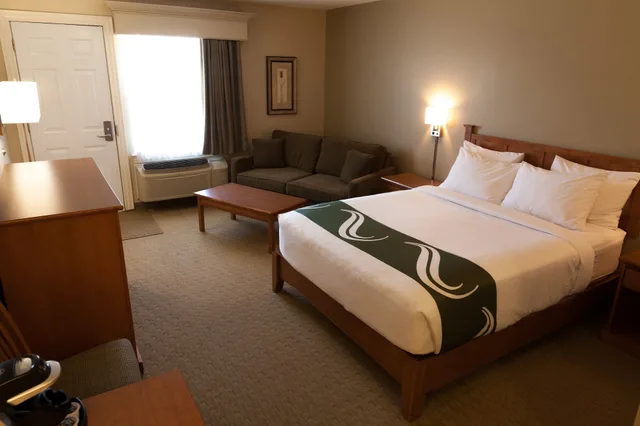 غرفة قياسية بسرير كوين، Amsterdam Inn & Suites Fredericton, an Ascend Collection Hotel 1/7