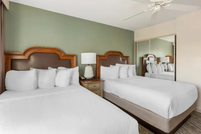غرفة بسريرين مزدوجين وسرير كينج بغرفتي نوم مع أريكة لذوي الإعاقة، Hilton Vacation Club Villas de Santa Fe 1/4