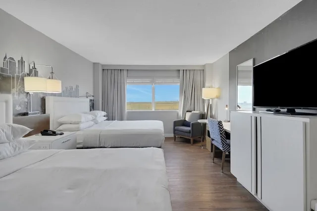 Blue, 2 Queen Beds, Accessible، World of Blue Hotel 3/8