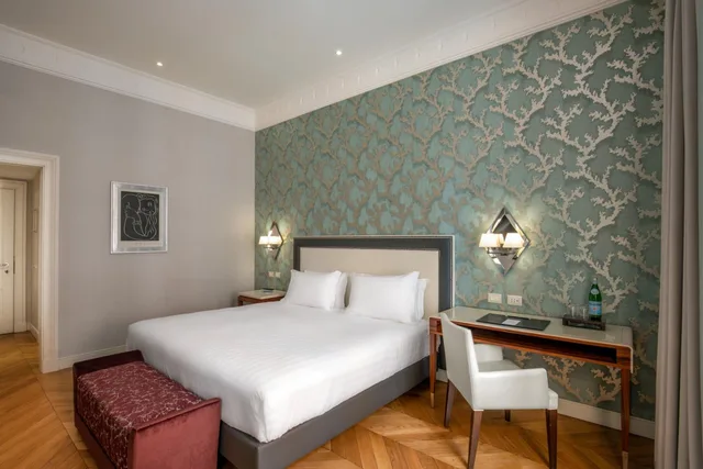 Superior, Queen Bed, Rose Garden Palace 1/1