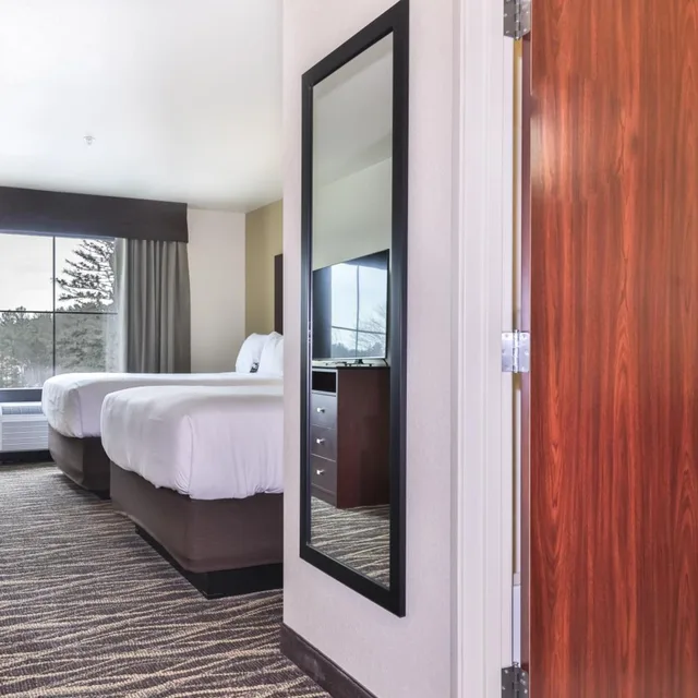 غرفة بسرير كوين، Cobblestone Hotel & Suites - Rhinelander 5/7