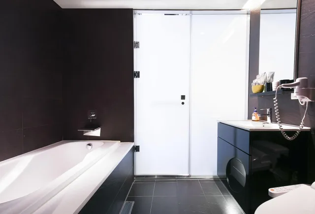 غرفة ديلوكس ثلاثية بإطلالة على المدينة بحوض استحمام، CityInn Hotel Plus Taichung Station Branch 6/6