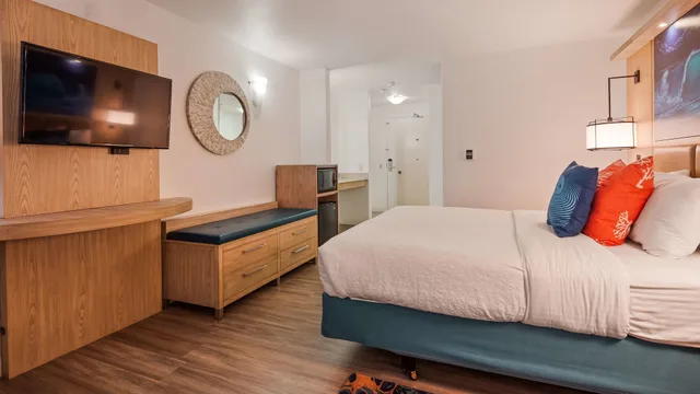 Standard, King Bed, Accessible, Best Western Plus Capitola By the Sea Inn Suites 2/8