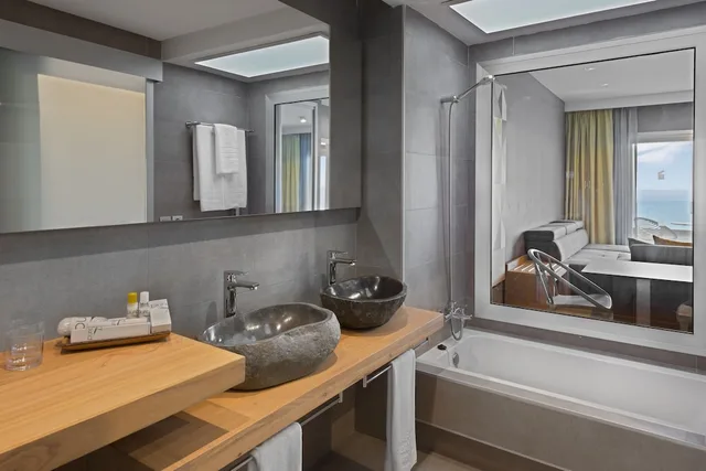 جناح بسرير كوين بإطلالة على البحر، Atlantic Mirage Suites and Spa - Adults Only 2/2
