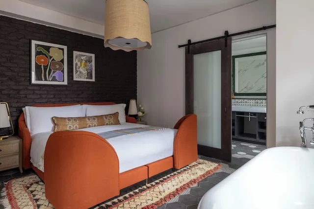جناح ديلوكس بسرير كينج بغرفة نوم واحدة مع أريكة، Virgin Hotels London-Shoreditch 2/5