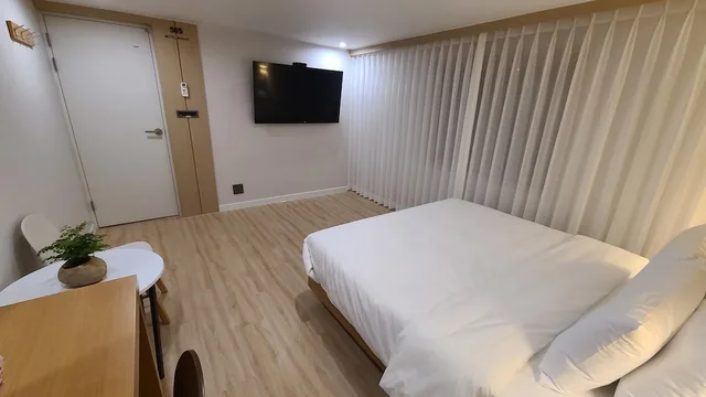 غرفة ديلوكس بسرير كوين، V1 Motel 2/6