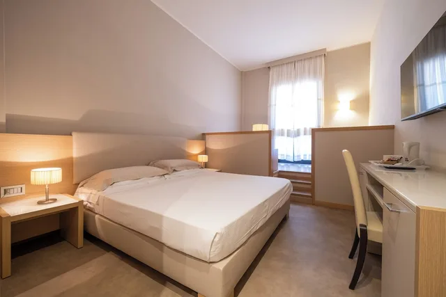 غرفة عائلية رباعية بسرير مزدوج وسريرين منفصلين، Hotel Calabona 2/5
