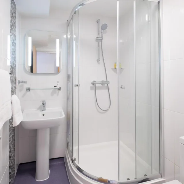 غرفة ثلاثية، Signature Hotel London 5/7