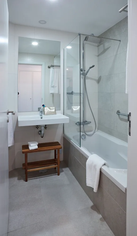 Premium, Queen Bed, Rochavau Hotel 4/4