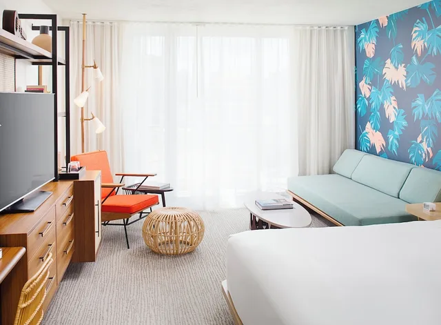Exclusive, King Bed, Balcony, High Floor, The Laylow Autograph Collection 2/8