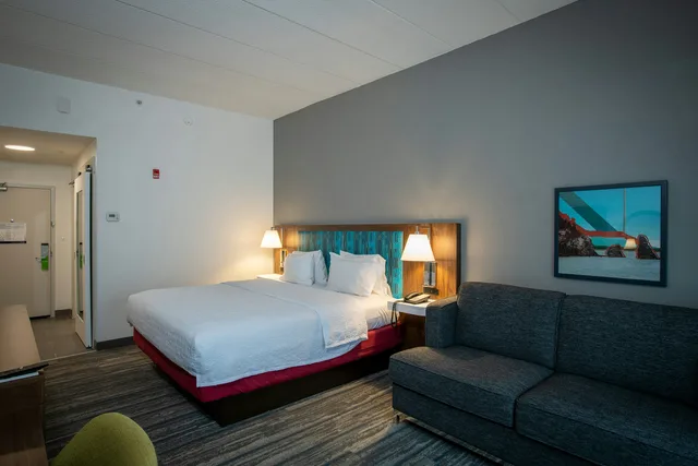 Study, King Bed, Sofa، Hampton Inn Seaford 1/8