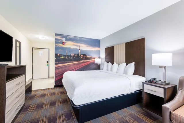غرفة قياسية بسرير كينج، Clarion Pointe Madison-Huntsville 1/3