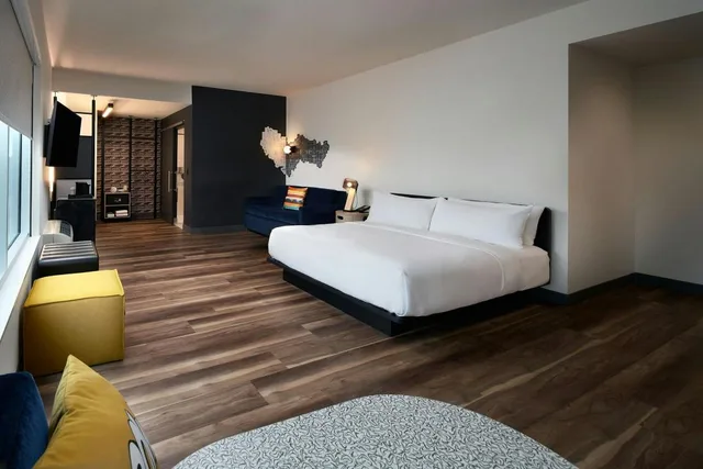 Savvy, Guest Room, King Bed, Large، Aloft Orlando International Drive 3/7