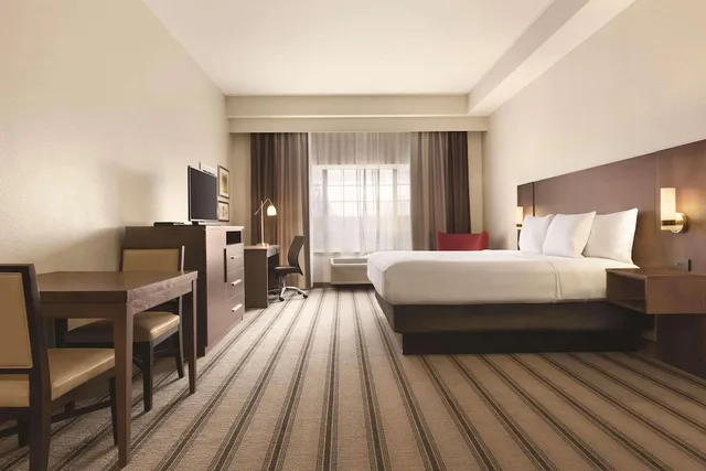جناح بسرير كينج بحوض جاكوزي لذوي الإعاقة، Country Inn & Suites by Radisson, Billings, MT 1/6