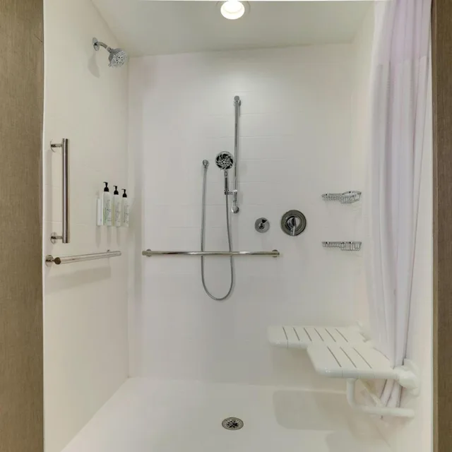 غرفة بسريرين كوين مع سرير سحّاب إضافي مع أريكة لذوي الإعاقة، SpringHill Suites by Marriott Cheraw 7/7
