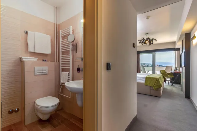 Superior, Double Bed, Two Extra Beds, Side Sea View, 2 Sofa, Balcony، Hotel Omorika Crikvenica 10/10