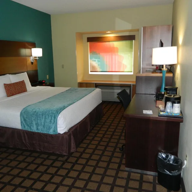 غرفة بسرير كوين بحوض استحمام لذوي الإعاقة، Best Western Plus Harrisburg Mechanicsburg 3/6