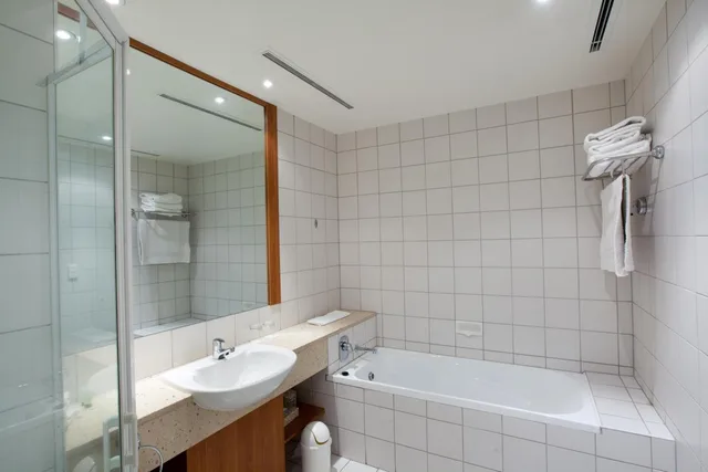 غرفة ديلوكس بسريرين كوين بشرفة بإطلالة، Mercure Alice Springs Resort 2/3