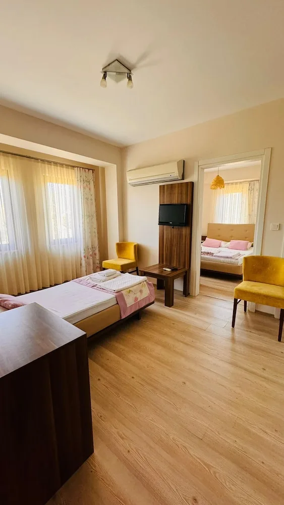 غرفة ديلوكس ثلاثية بسرير مزدوج وسرير فردي بغرفتي نوم، Adacayi Otel 1/2