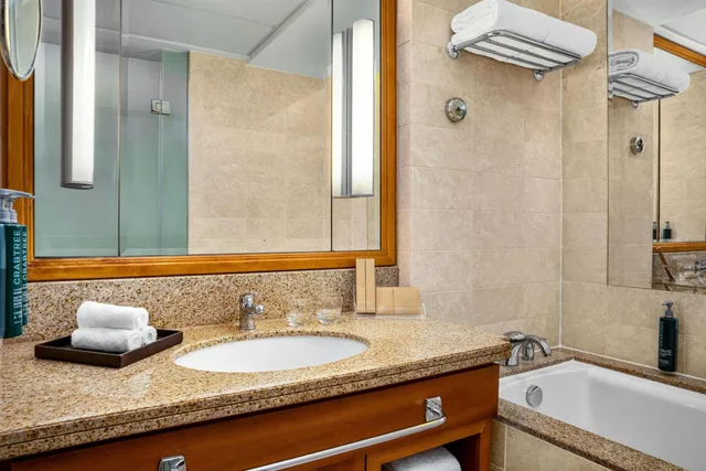 غرفة بسريرين منفصلين بإطلالة على البحر بشرفة، Shangri-La Barr Al Jissah Resort and Spa - Al Waha 5/7